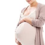 Frau mit Babybauch hochschwanger im Fotostudio in Mannheim.
