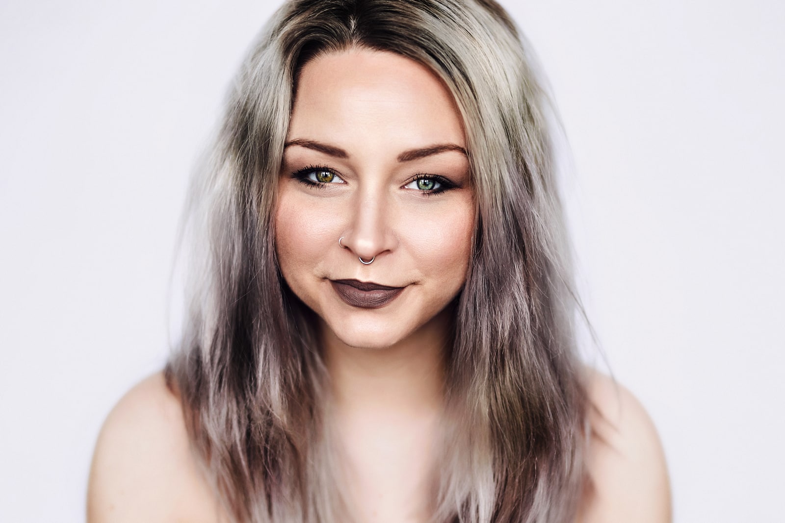 Portraits von der Frisörgesellin Janina von hairDIVINE aus Mannheim. Graue Haare und unterschiedliche Augenfarben.
