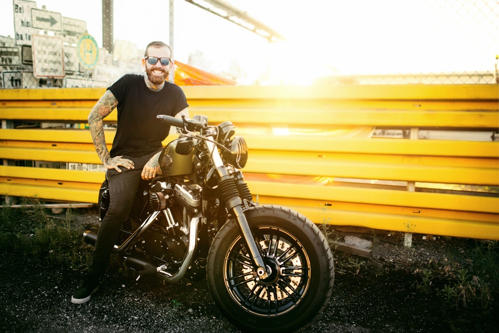 Lachender Mann auf seinem Motorrad, Clemens Hahn.