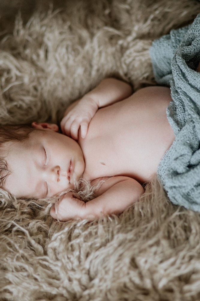 Newborn Fotoshooting mit einem Baby Auf einem Fell
