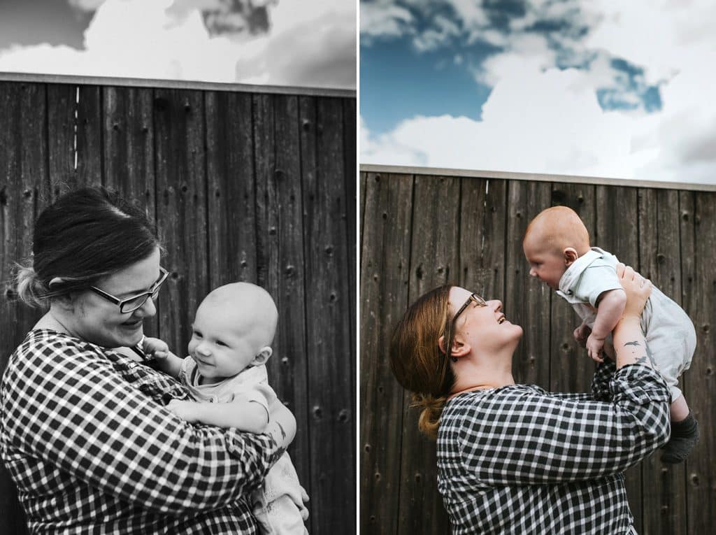 Beim Babyshooting in Mutterstadt hebt die Mutter ihr Kind in den Himmel