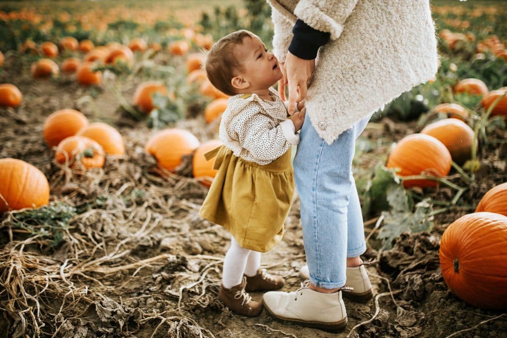 Kind will von Mutter in den Arm genommen werden