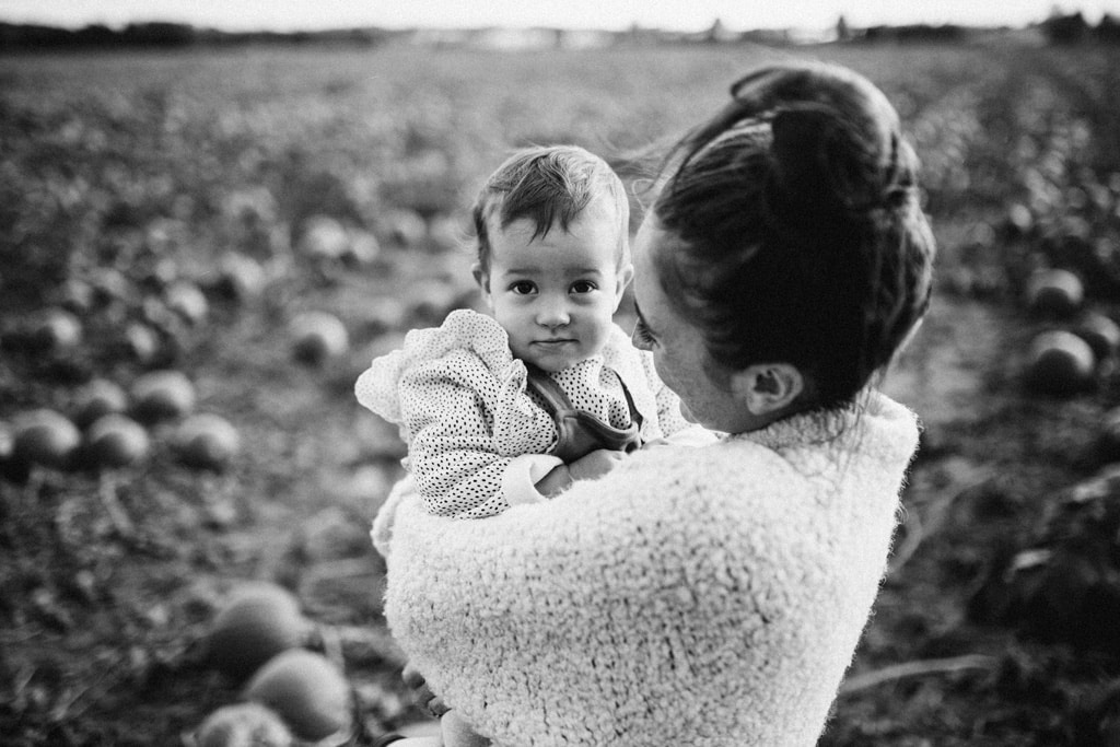 Schwarzweiss Bild von Mutter mit Kind im Feld